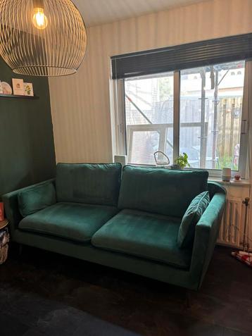 Velvet groene bank beschikbaar voor biedingen