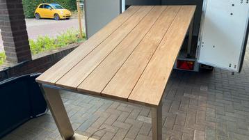 Eettafel eikenhout en RVS beschikbaar voor biedingen