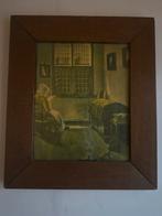 Oude ingelijste prent van interieur met lezende vrouw, Antiek en Kunst, Kunst | Tekeningen en Foto's, Ophalen