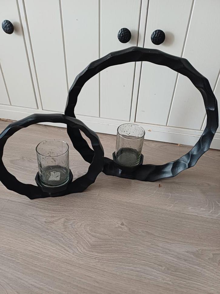 Stijlvolle zwarte kaarsenstandaard voor twee kaarsen, Huis en Inrichting, Woonaccessoires | Kandelaars en Kaarsen, Gebruikt, Kandelaar