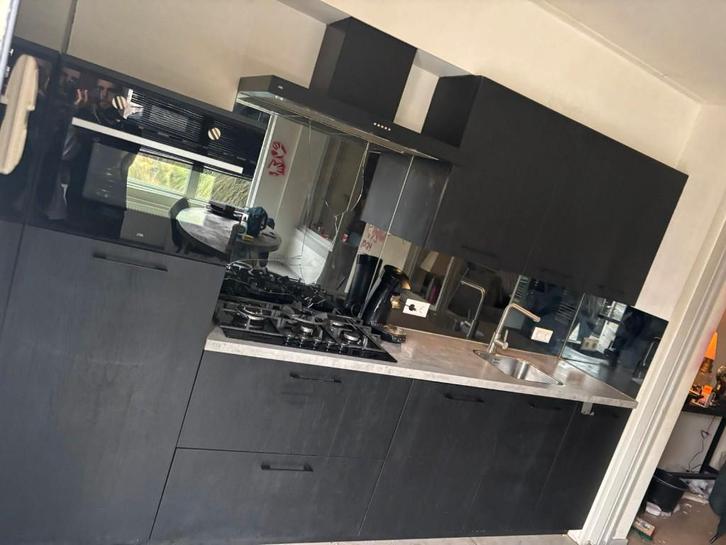 Moderne mat zwarte houtnerf rechte keuken GEDEMONTEERD, Huis en Inrichting, Keuken | Complete keukens, Zo goed als nieuw, Enkelwandige keuken