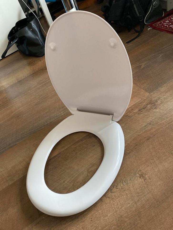 Nette witte WC bril, Huis en Inrichting, Badkamer | Badkamermeubels, Gebruikt, Overige typen, Minder dan 100 cm, Minder dan 50 cm