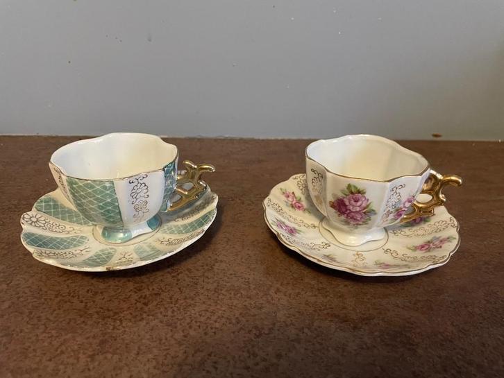 2 kleine porseleinen kop en schotel, Verzamelen, Porselein, Kristal en Bestek, Zo goed als nieuw, Kop en/of schotel, Porselein