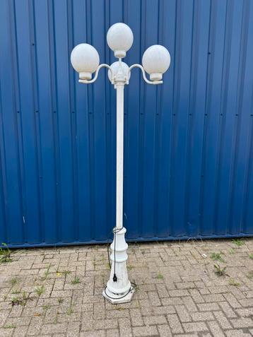 Lantaarn/ lataarnpaal buiten wit met 4 bollen beschikbaar voor biedingen