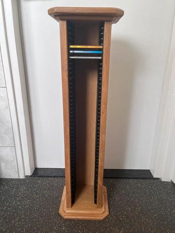 Licht eikenhouten cd rek beschikbaar voor biedingen