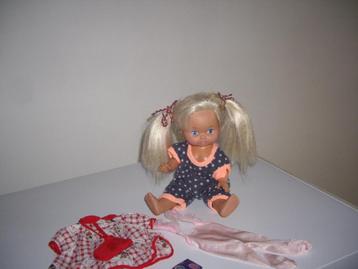 baby pop met 3 setjes kleding beschikbaar voor biedingen