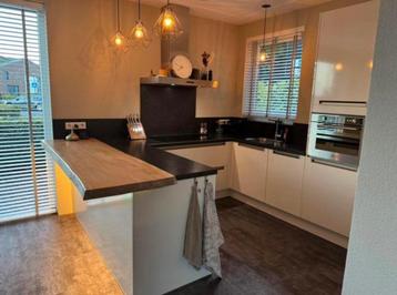 MODERNE U VORM KEUKEN + APPARATUUR beschikbaar voor biedingen