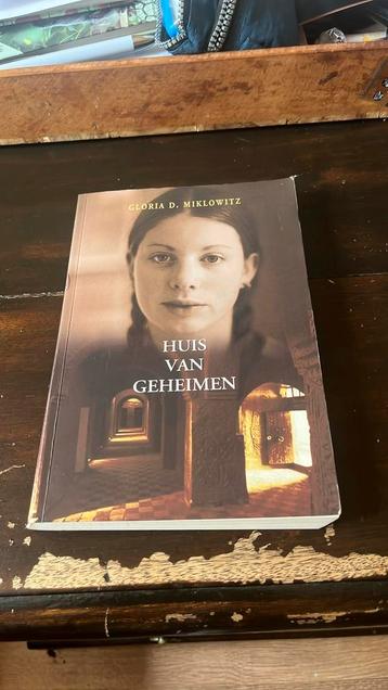 Huis van Geheimen - Gloria D. Miklowitz (c) beschikbaar voor biedingen