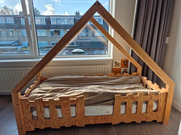 Peuterbed met huisjes design, Kinderen en Baby's, Kinderkamer | Bedden, Zo goed als nieuw, 160 tot 180 cm, 70 tot 85 cm, Lattenbodem