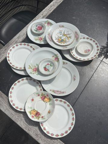 Mix & match wit porselein roze bloem goud bordjes,vintage beschikbaar voor biedingen