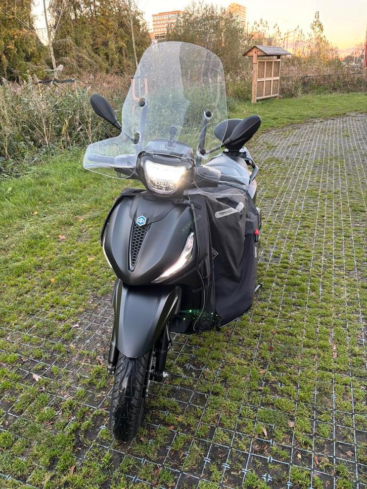 Beverly 400 Deep Black 2024 15.000KM Garantie, Motoren, Motoren | Piaggio, Particulier, Scooter, 12 t/m 35 kW, 1 cilinder, Minimaal motorrijbewijs A2