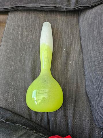 Groene glazen vaas  beschikbaar voor biedingen