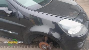 Scherm rechts-voor van een Renault Clio (NV676) beschikbaar voor biedingen