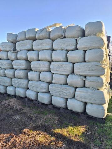 Kleine balen voordroog kuil beschikbaar voor biedingen