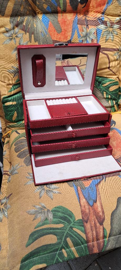 te koop rode beauty case 24 x 16 x 16 cm, Sieraden, Tassen en Uiterlijk, Beautycases, Nieuw, Hardcase, Paars, Met slot, Met spiegeltje(s)