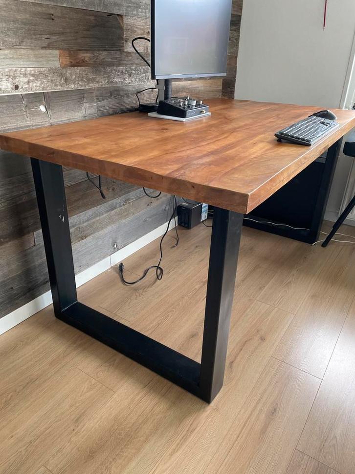 Robuuste bureau/ tafel - Walnoot & Staal, Huis en Inrichting, Tafels | Eettafels, Gebruikt, Ophalen