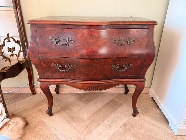 Elegante gebombeerde ladekast – walnoten fineer, Antiek en Kunst, Antiek | Meubels | Kasten, Ophalen