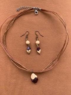 Vintage juwelen set oorbellen en ketting beige kersenrood, Sieraden, Tassen en Uiterlijk, Kettingen, Zo goed als nieuw, Overige materialen