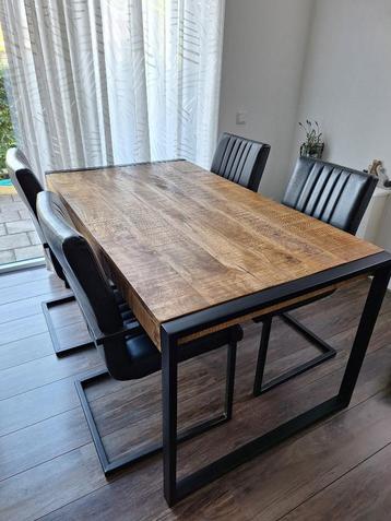 Eettafel Mangohout + 4 Stoelen beschikbaar voor biedingen