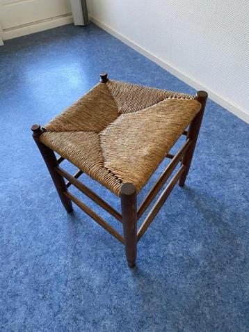 Vintage Krukje met biezen zitting beschikbaar voor biedingen