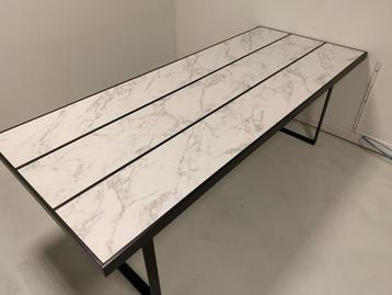 Massief stalen eettafel NIEUW beschikbaar voor biedingen