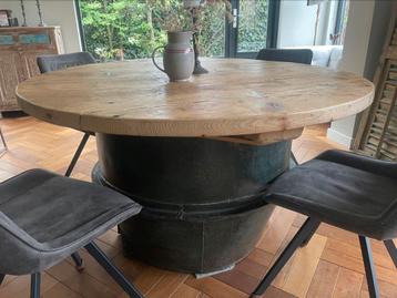 Robuuste eettafel