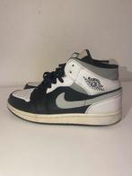 Jordan 1 mid shadow, Jordan, Ophalen of Verzenden, Zo goed als nieuw, Sneakers of Gympen