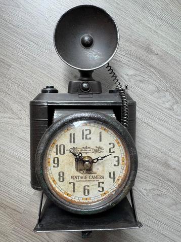 Vintage camera uit een woonwinkel. beschikbaar voor biedingen