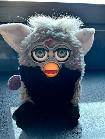 Furby classic uit 1998 met opvallende wimpers beschikbaar voor biedingen