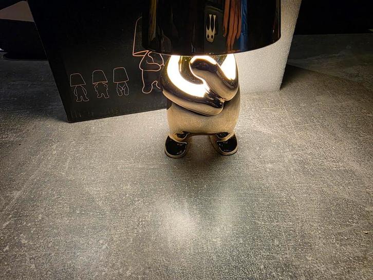 Unieke Design Lamp - Man met Lampenkap, Huis en Inrichting, Lampen | Tafellampen, Nieuw, Minder dan 50 cm, Metaal, Ophalen of Verzenden