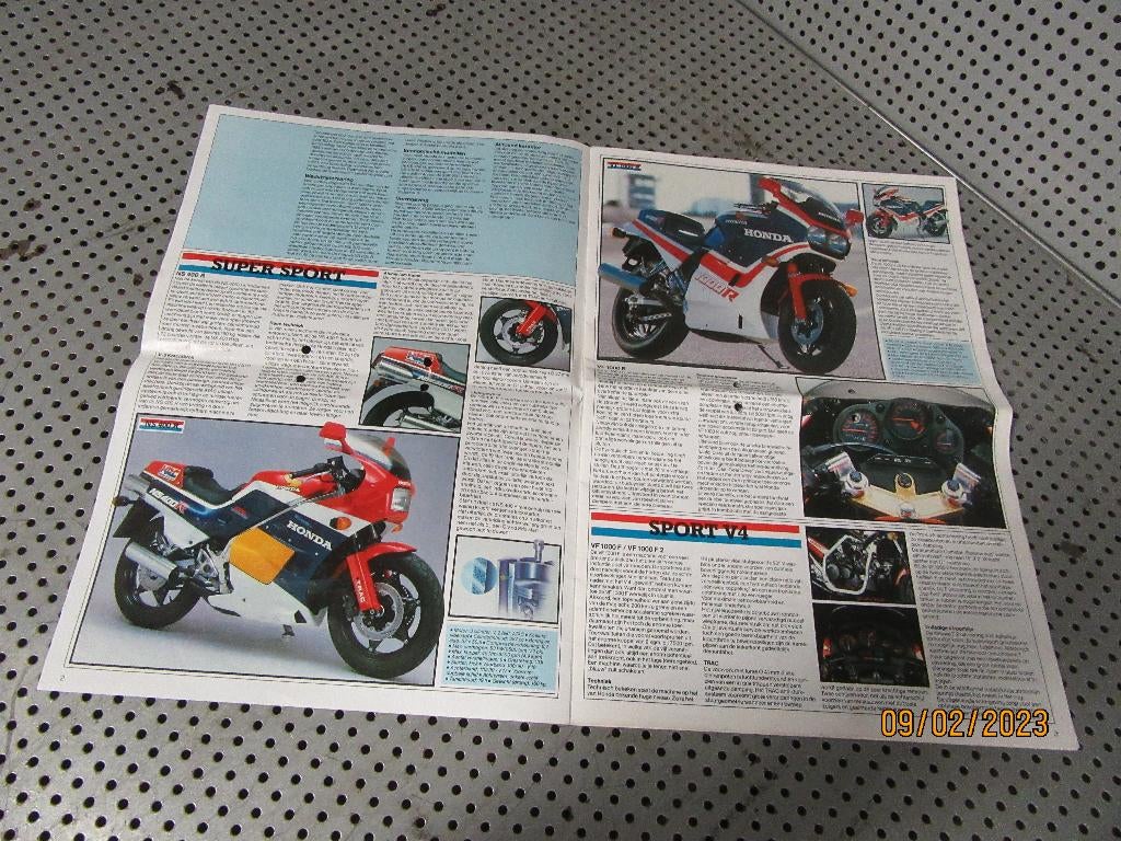 Honda Mod.1985 kleurenfolder Reclame Advertentie o.a. NS400R, Ophalen of Verzenden, Gelezen, Overige vervoermiddelen