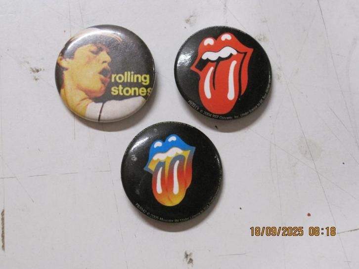 button rolling stones in 1 koop (354), Verzamelen, Speldjes, Pins en Buttons, Gebruikt, Button, Overige onderwerpen, Ophalen of Verzenden