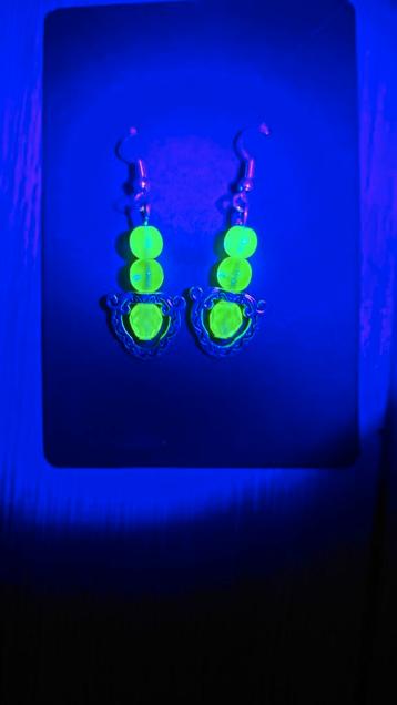 Oorbellen van uranium glas  beschikbaar voor biedingen