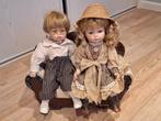 2 poppen op houten/stoffen bankje, Verzamelen, Poppen, Ophalen of Verzenden, Pop