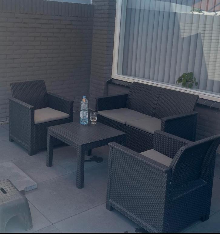 Loungeset met tafel en kussens, Tuin en Terras, Tuinsets en Loungesets, Gebruikt, Loungeset, Kunststof, 4 zitplaatsen, Bank, Ophalen of Verzenden
