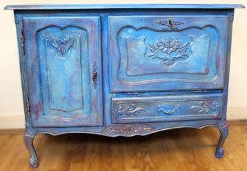 Een Queen Ann kast “Zeemeermin”, blauw paars roze goud beschikbaar voor biedingen