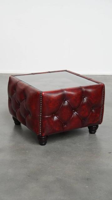 Rundleren chesterfield bijzet/salontafel in een rode kleur  beschikbaar voor biedingen