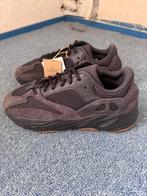 Adidas Yeezy Boost 700 "Utility Black" maat 44 EU, Zwart, Nieuw, Ophalen of Verzenden, Sneakers of Gympen