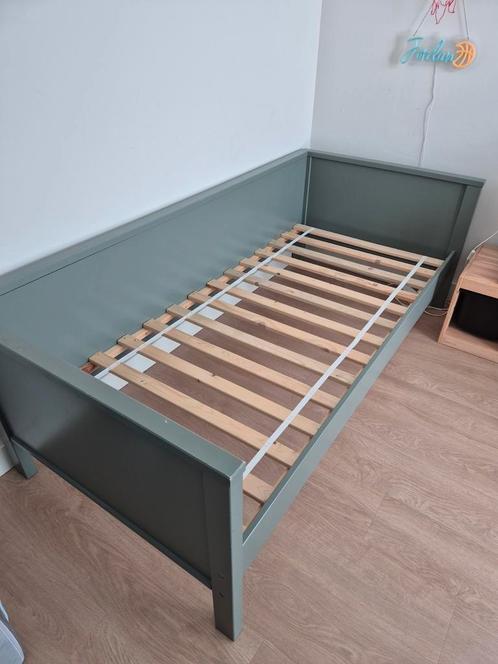Houten bedbank Woood Nikki Groen, Huis en Inrichting, Slaapkamer | Bedden, Zo goed als nieuw, Eenpersoons, 90 cm, 200 cm, Hout