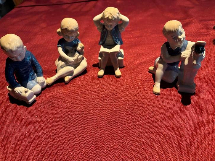 4 Porseleinen Kindjes - Gesigneerd, Antiek en Kunst, Antiek | Porselein, Ophalen of Verzenden