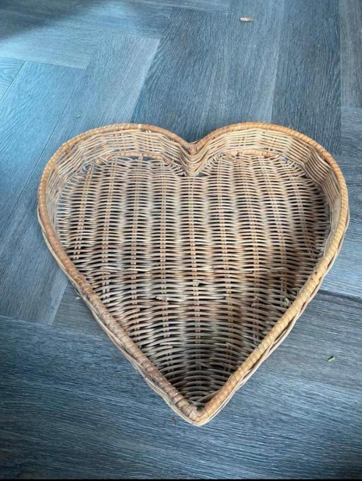 Rieten dienblad in de vorm van een hart, zo goed als nieuw, Huis en Inrichting, Woonaccessoires | Dienbladen, Zo goed als nieuw