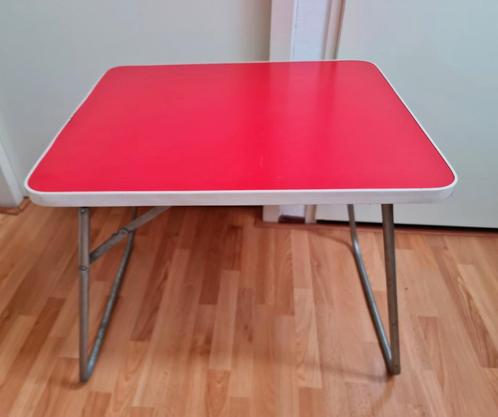 Camping tafel tuintafel jaren 70 rood blad inklapbaar, Caravans en Kamperen, Kampeermeubelen, Gebruikt, Campingtafel, Ophalen