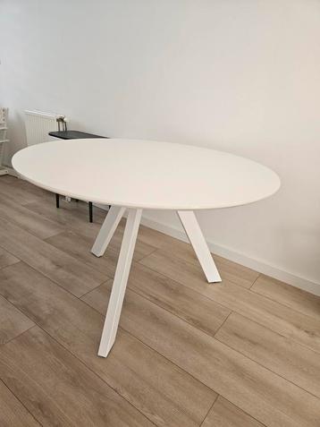 Mooie eettafel met hoogglans blad 120cm. MOET ZSM WEG!