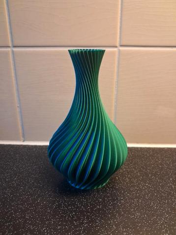 Schattig groen met blauw vaasje 15 cm hoog beschikbaar voor biedingen