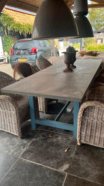 Robuuste Eettafel voor Buiten beschikbaar voor biedingen