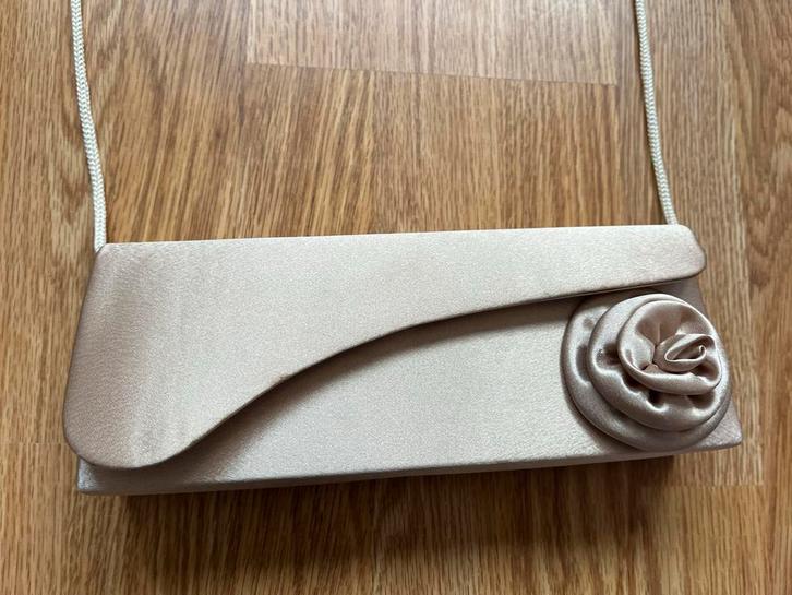 Goudkleurig satijnen tasje met rozet, Sieraden, Tassen en Uiterlijk, Tassen | Damestassen, Zo goed als nieuw, Avondtasje, Geel