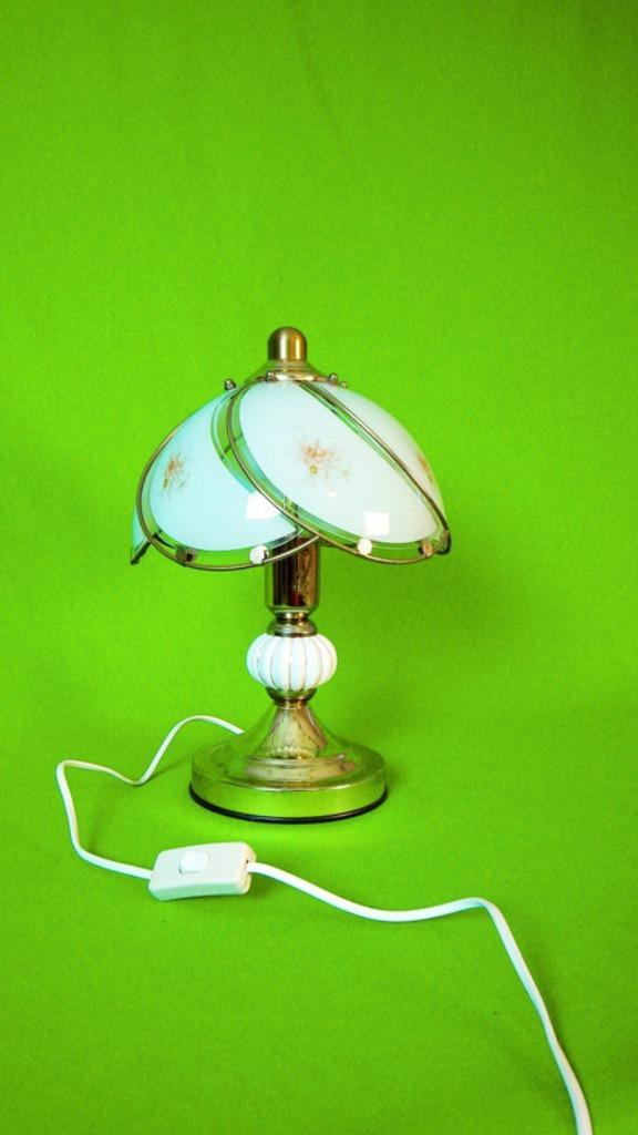 Vintage Floral Table Lamp | Glass Panels | Gold Detailing, Huis en Inrichting, Lampen | Tafellampen, Gebruikt, Minder dan 50 cm