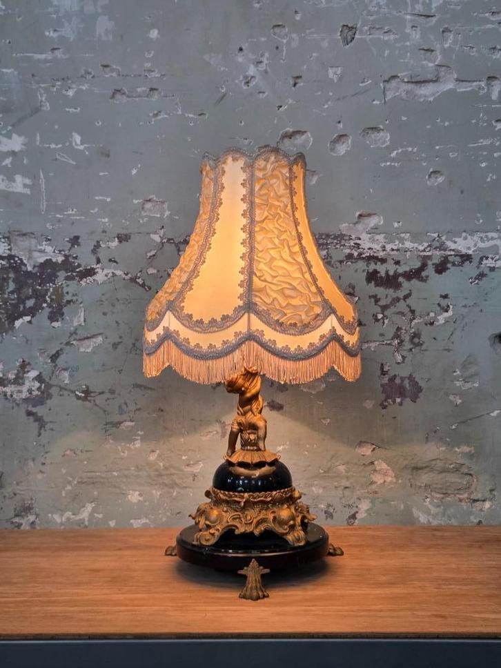 Klassieke lampenkap met crèmekleurige ruche, Huis en Inrichting, Lampen | Lampenkappen, Gebruikt, 25 tot 50 cm, Rond, Wit, Crème