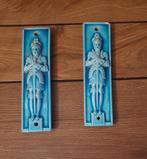 2 blauw geglazuurde tegels met relief decor van ridders, Ophalen of Verzenden