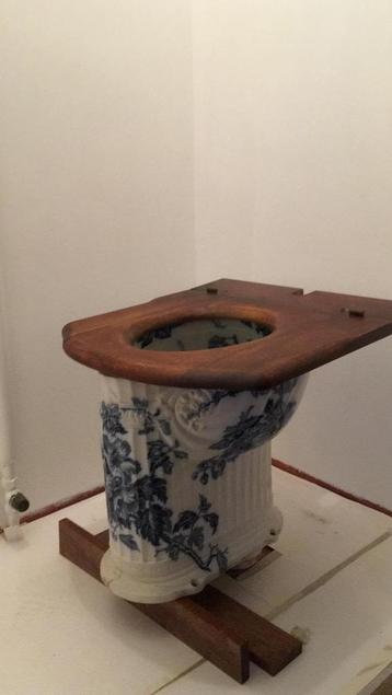 Antiek toilet met originele houten bril beschikbaar voor biedingen